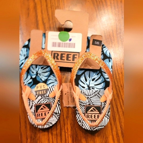 Little kids size 5/6 Reef Little stargazer print flip flops. - Picture 6 of 6